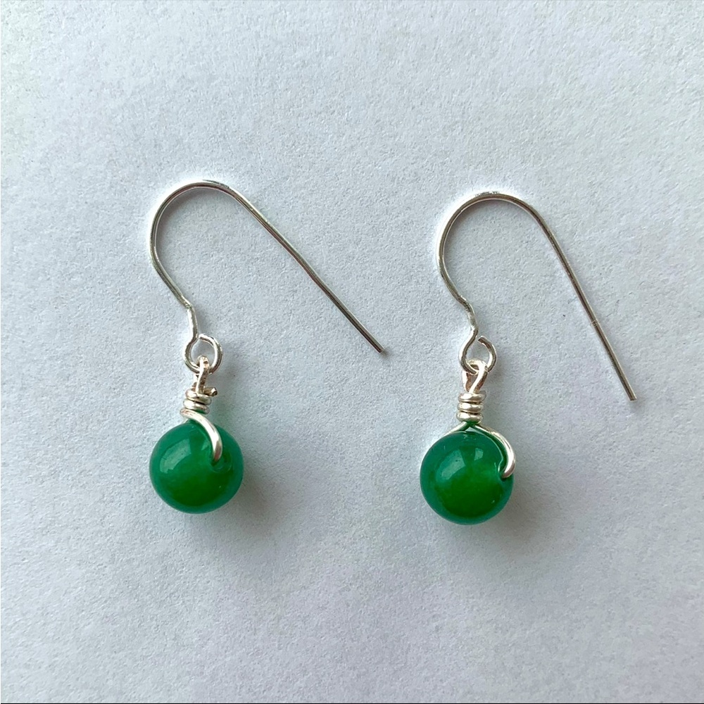 Green bead dop earrings